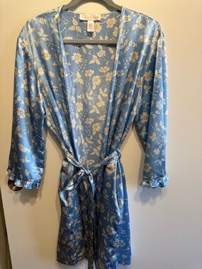 Oscar de la Renta Blue and Ivory Floral Satin Robe